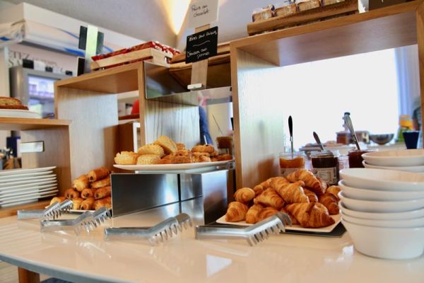 Buffet petit-déjeuner de l'hôtel Kyriad Lannion